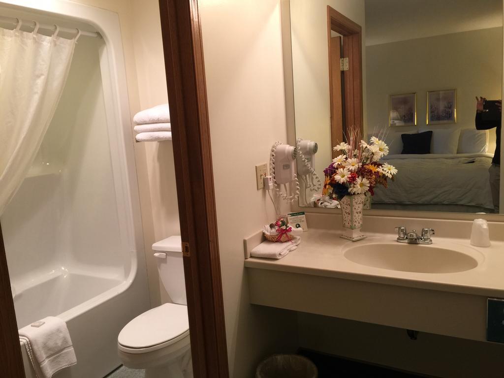 Americas Best Value Inn & Suites - Bluffton Екстериор снимка
