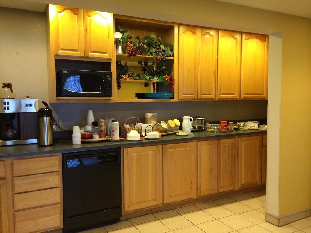 Americas Best Value Inn & Suites - Bluffton Екстериор снимка